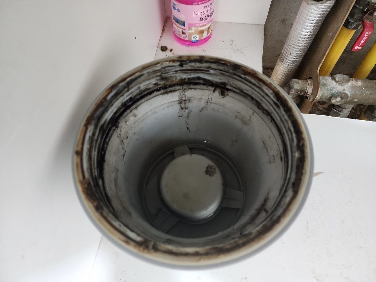 분리해낸 오래된 싱크대 배수통과 하수 배관