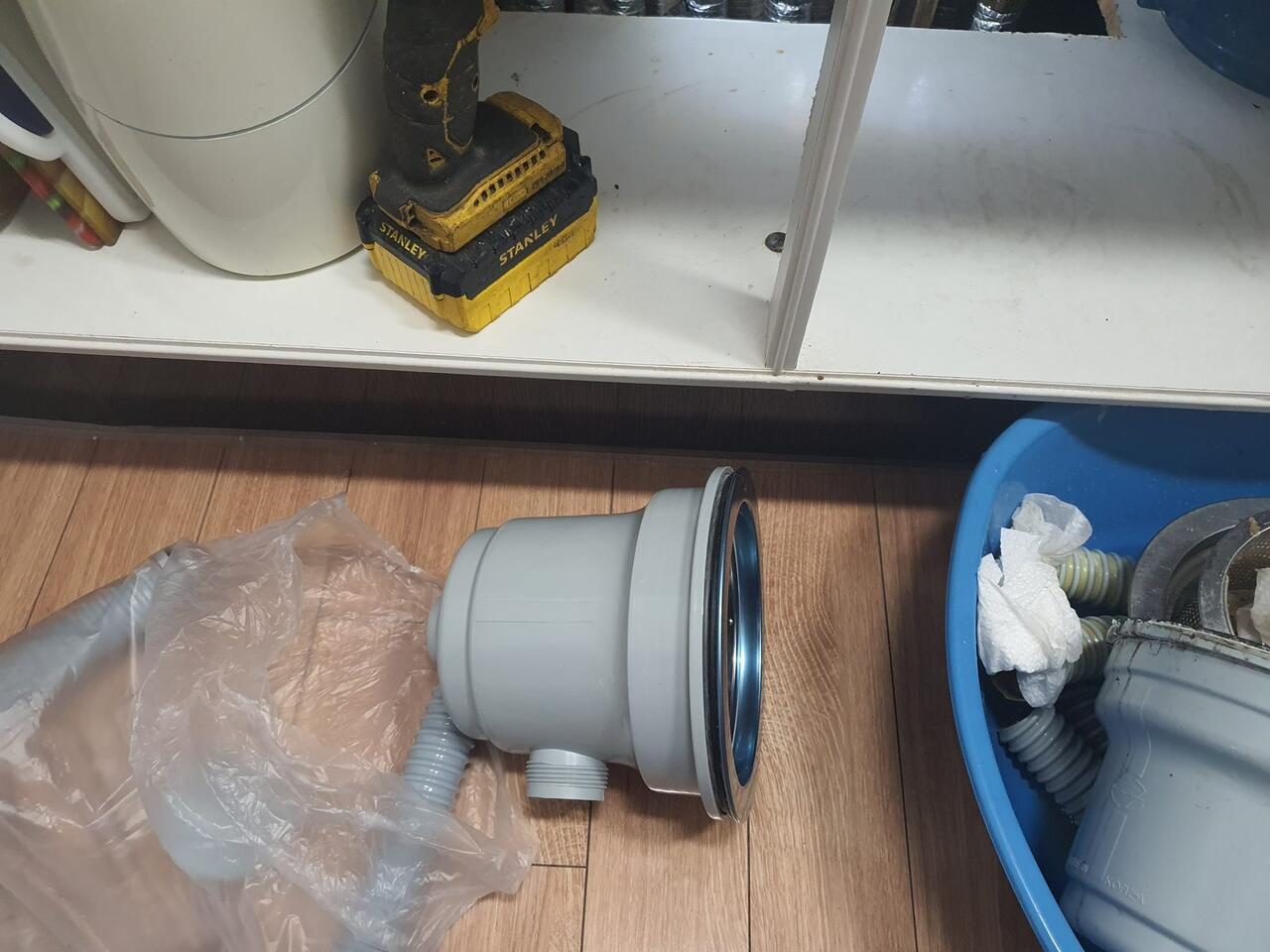 새 싱크대 배수통과 트랩 제품