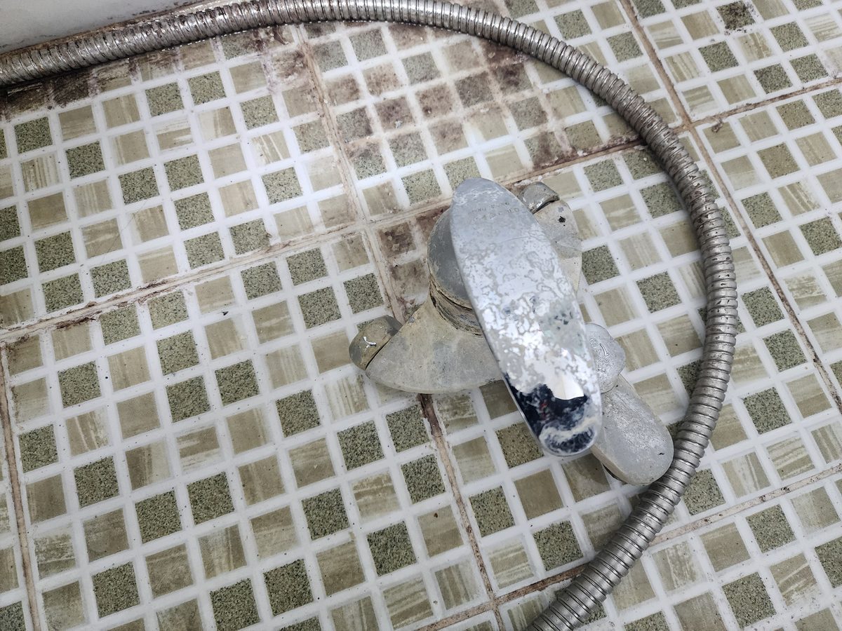 샤워기 수전 철거 후