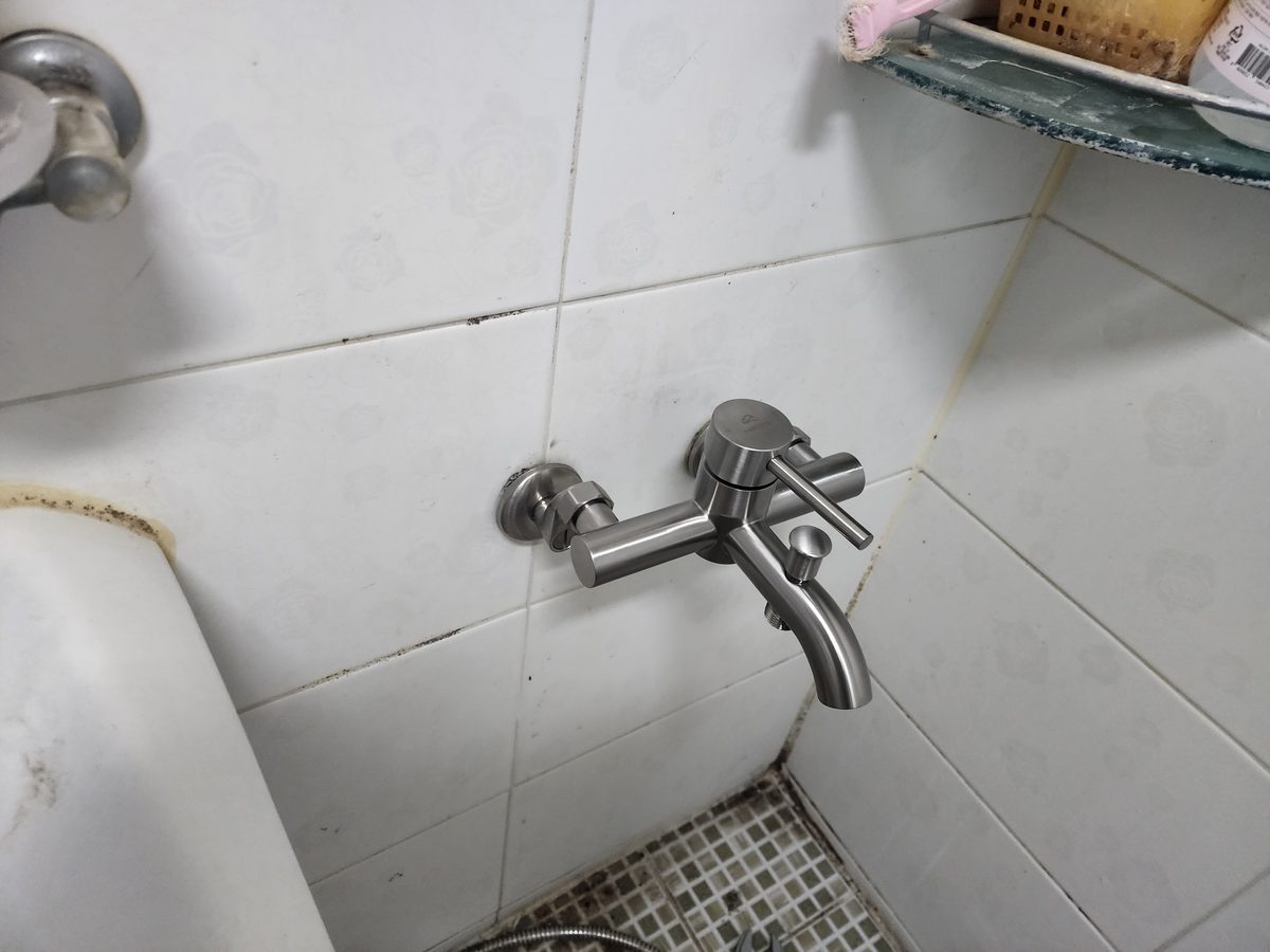 새 샤워기 수전 벽면 고정 완료