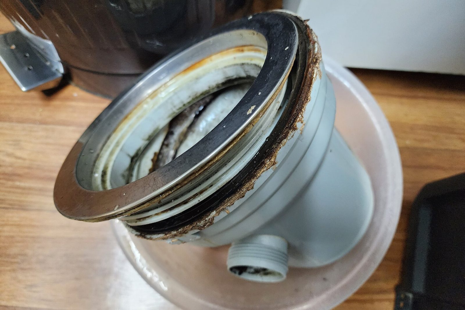 싱크대 배수통 이물질 착색 상태